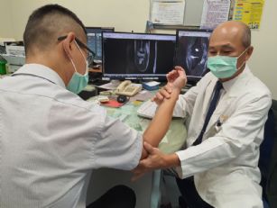新聞圖片:右手肘無力  原來是尺側副韌帶斷裂