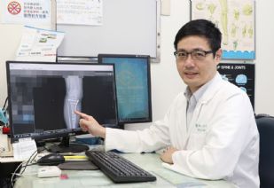 新聞圖片:膝蓋骨折腿部腫脹險截肢  固定手術＋高壓氧治療解危機
