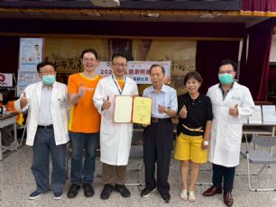 新聞圖片:響應健康台灣！  仁愛長庚攜手萬和宮冒雨篩檢守護社區