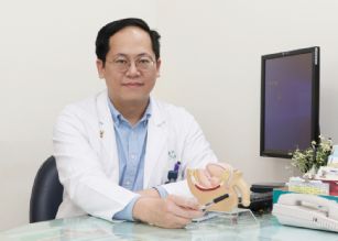 新聞圖片:9歲男童急診引流800cc尿液  驚見包皮乾燥性硬化性龜頭炎合併急性尿滯留
