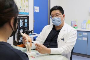 新聞圖片:溜直排輪摔斷膝蓋  微創內視鏡手術後重返溜冰場