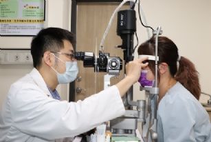 新聞圖片:孩童暑假用3C近視度數突增 醫師呼籲「預防勝於治療」
