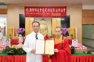 新聞圖片:慈悲法水遍照醫院！如瑄法師主法仁愛長庚浴佛盛典 守護大里鄉親平安