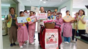 新聞圖片:花現幸福 編織傳愛！  仁愛長庚醫院贈千朵康乃馨及手作杯墊