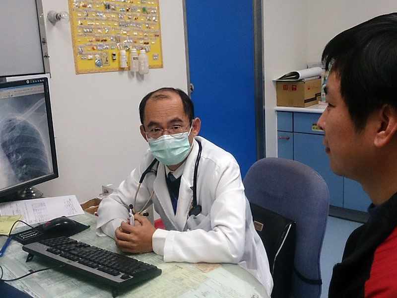 胸腔內科主治醫師吳昆明提醒民眾，氣侯多變化，慢性疾患多留意