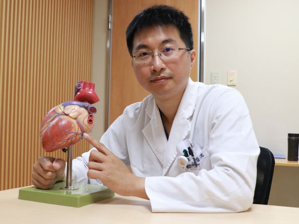 李醫師指出，黃姓男子心臟的冠狀動脈嚴重堵塞，心臟血管中心團隊緊急為他打通冠狀動脈。