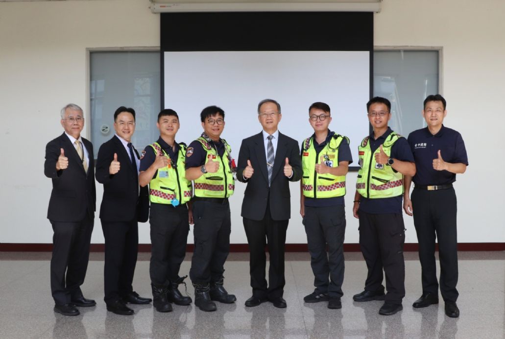 仁愛長庚合作聯盟醫院（大里仁愛醫院）龔嘉德院長（左５）與第三救災救護大隊合影。