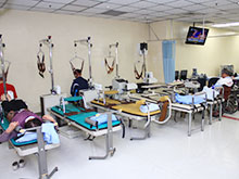 完善之物理治療室，配置各式牽引機及電療設備。