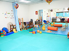 寬廣的兒童治療室，設備充足。